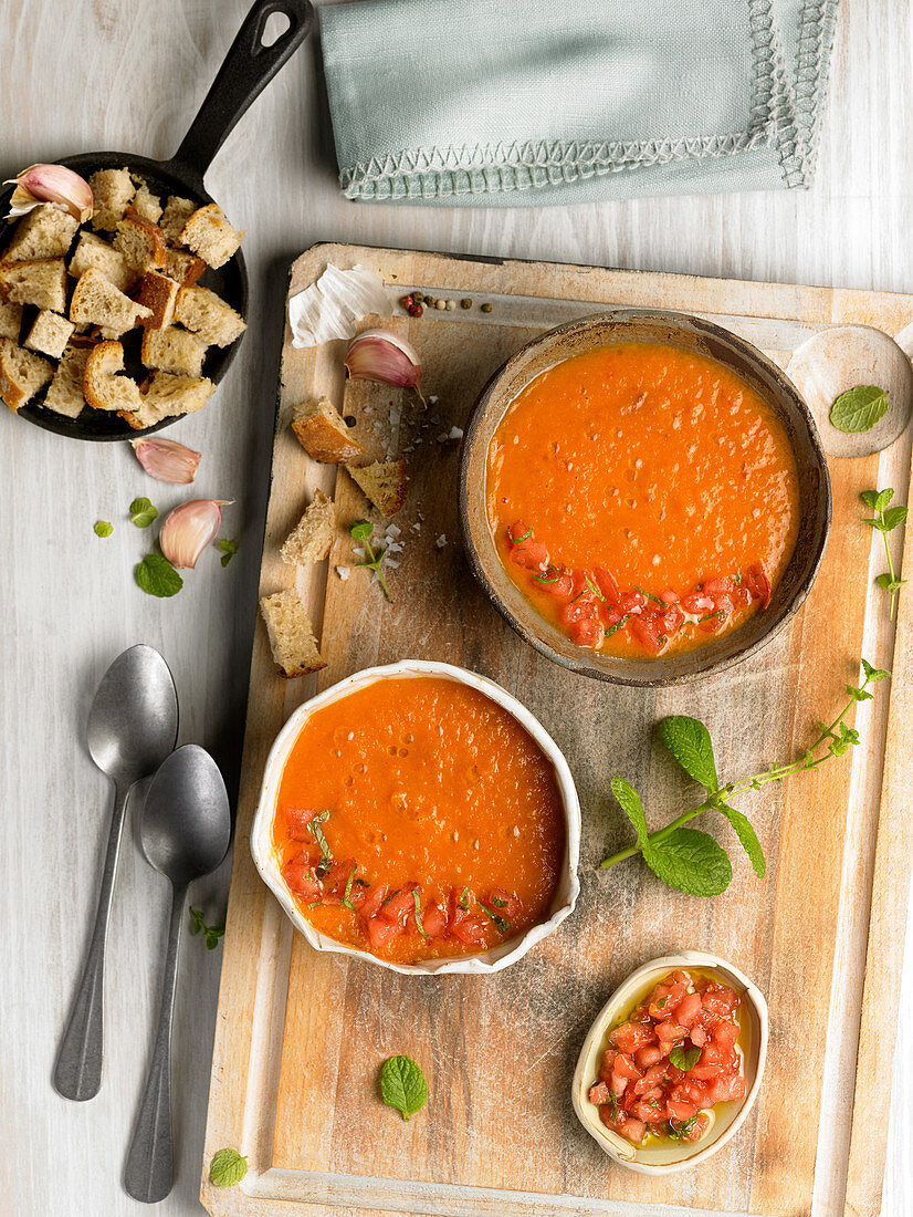 Tomaten-Knoblauch-Suppe mit Croûtons