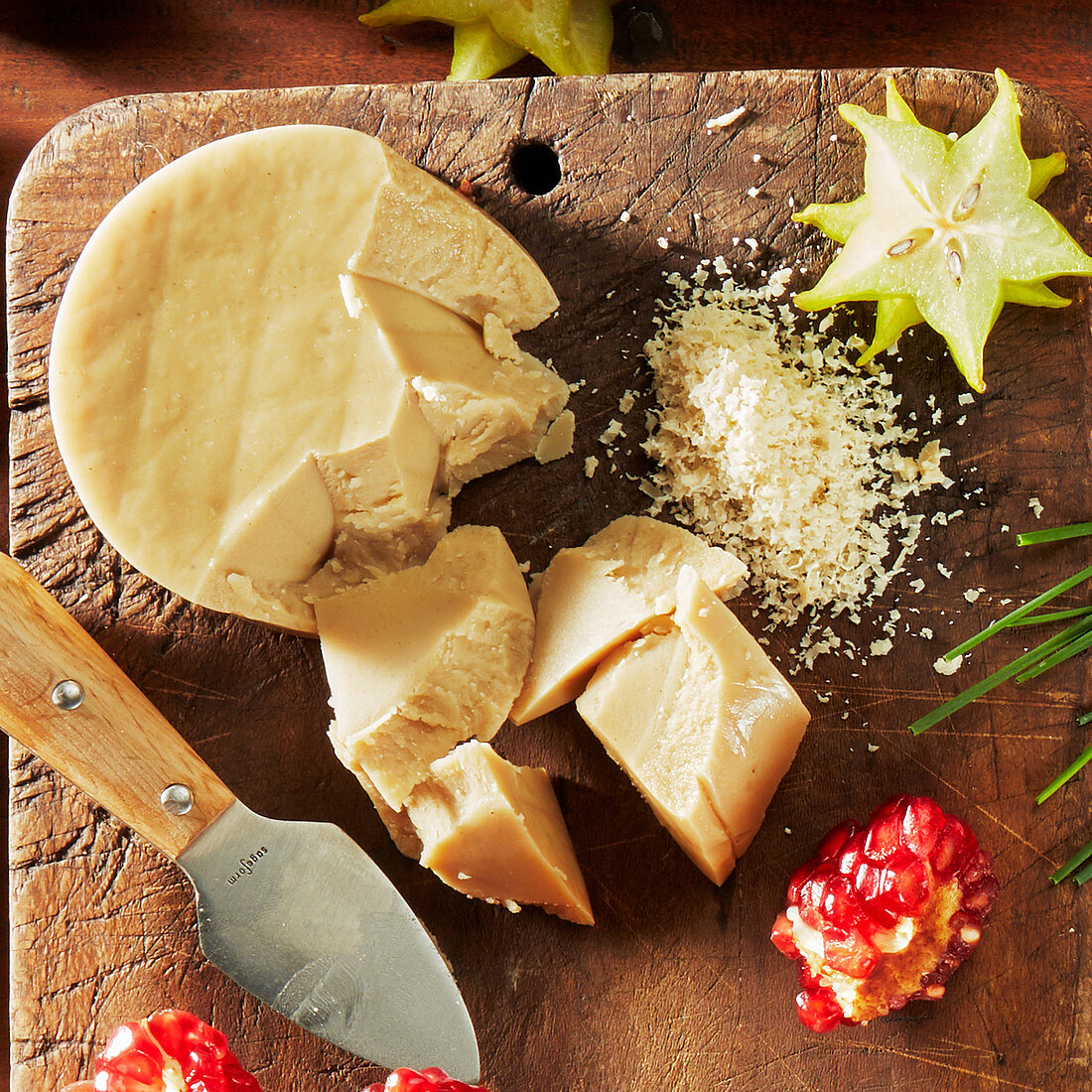 Veganer Käseersatz und Granatapfel
