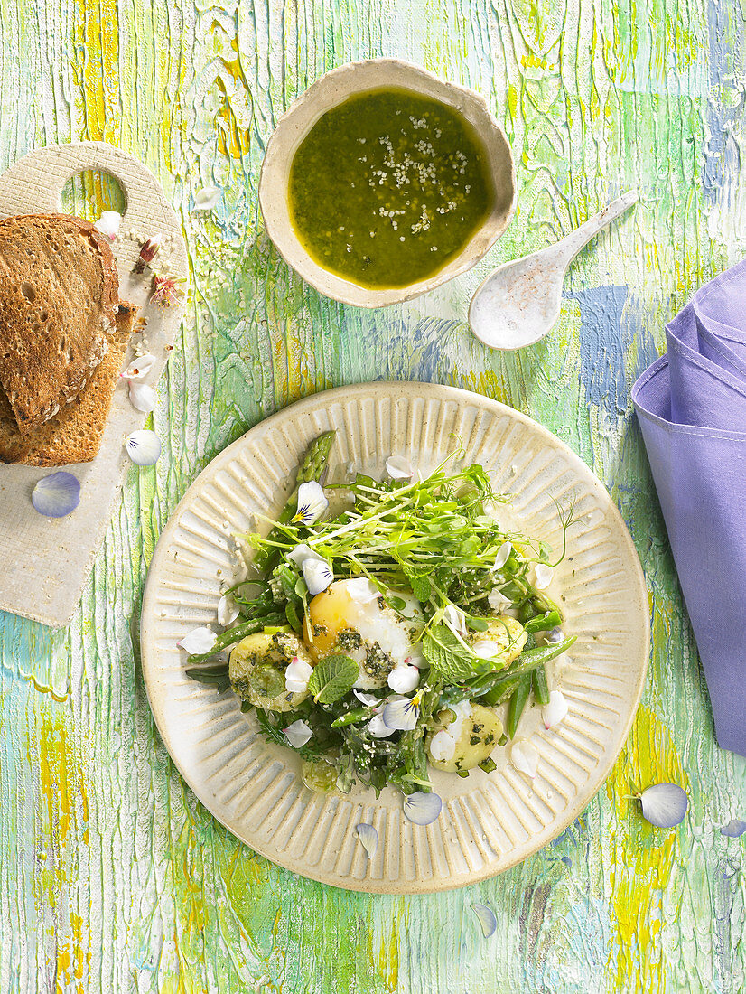 Salad with poached eggs and hemp pesto