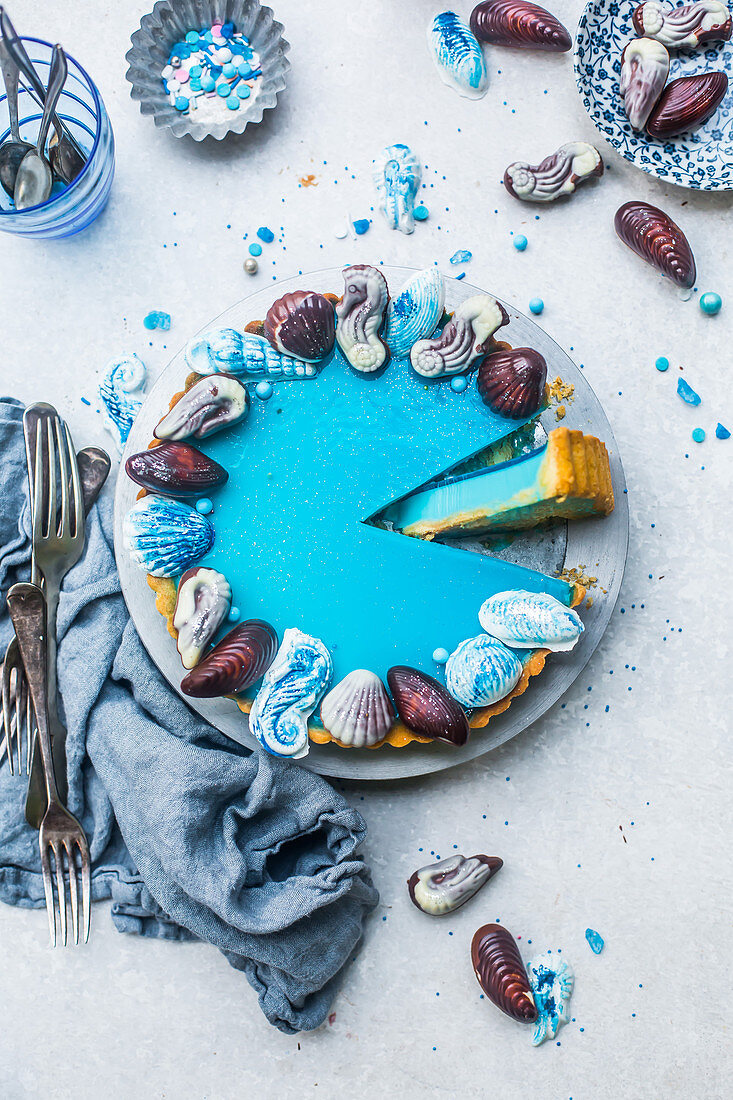 Blaue Torte mit maritimer Dekoration