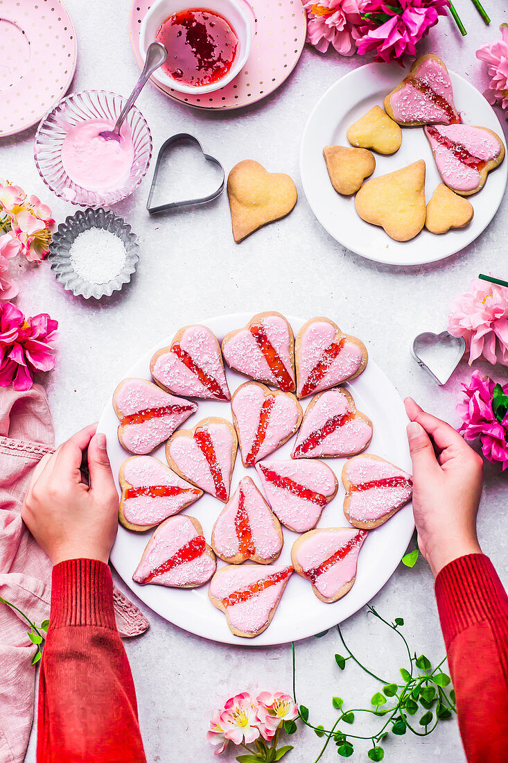 Herzplätzchen mit rosa Zuckerglasur zum Valentinstag