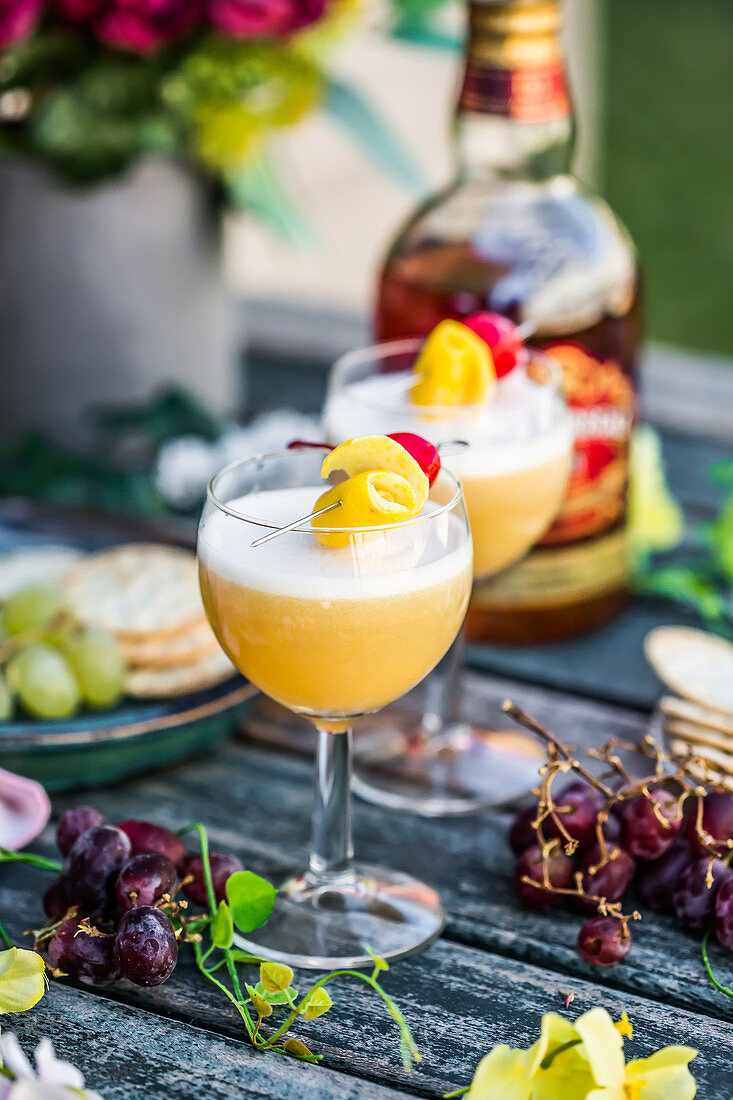 Rum-Cocktail mit Mango und Zitrone