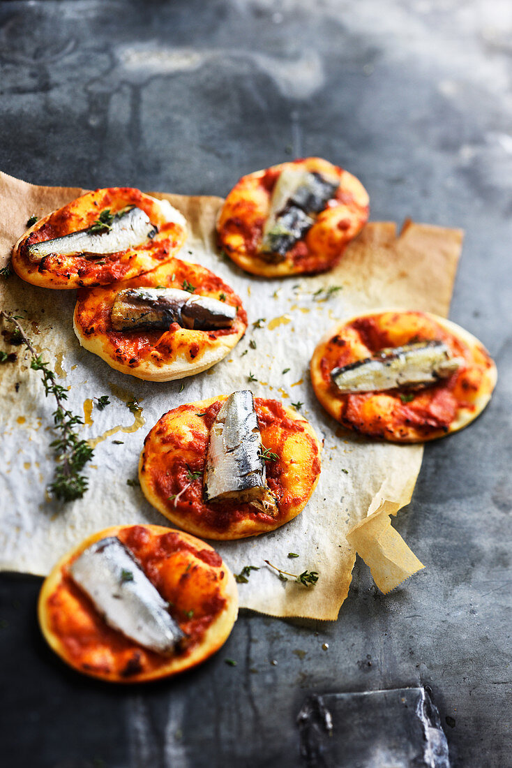 Mini-Pizzen al arrabiata mit Sardinen