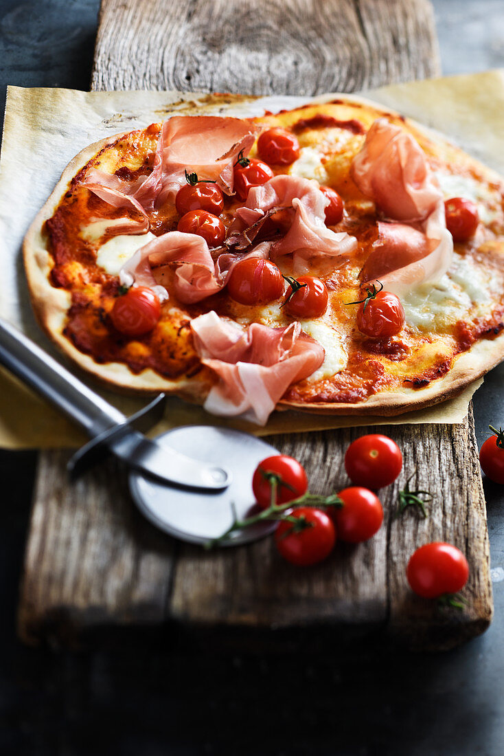 Pizza Mozzarella di Bufala, Schinkenspeck und Kirschtomaten