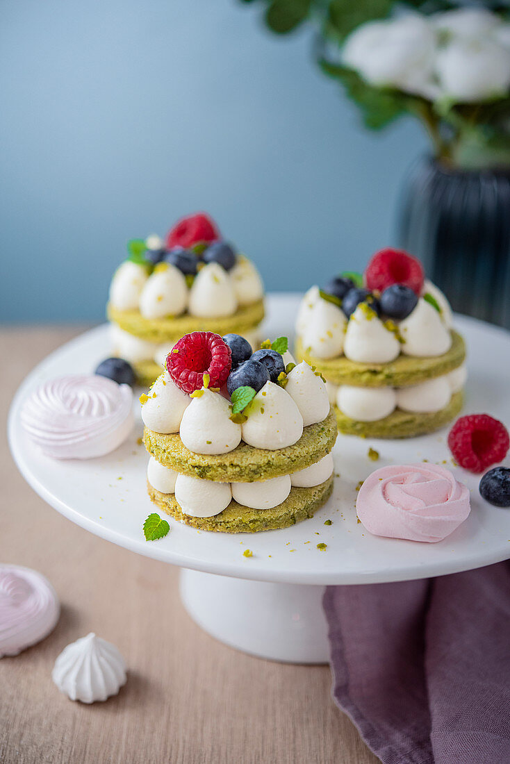 Pistazien-Biskuittörtchen mit weißer Ganache und Beeren