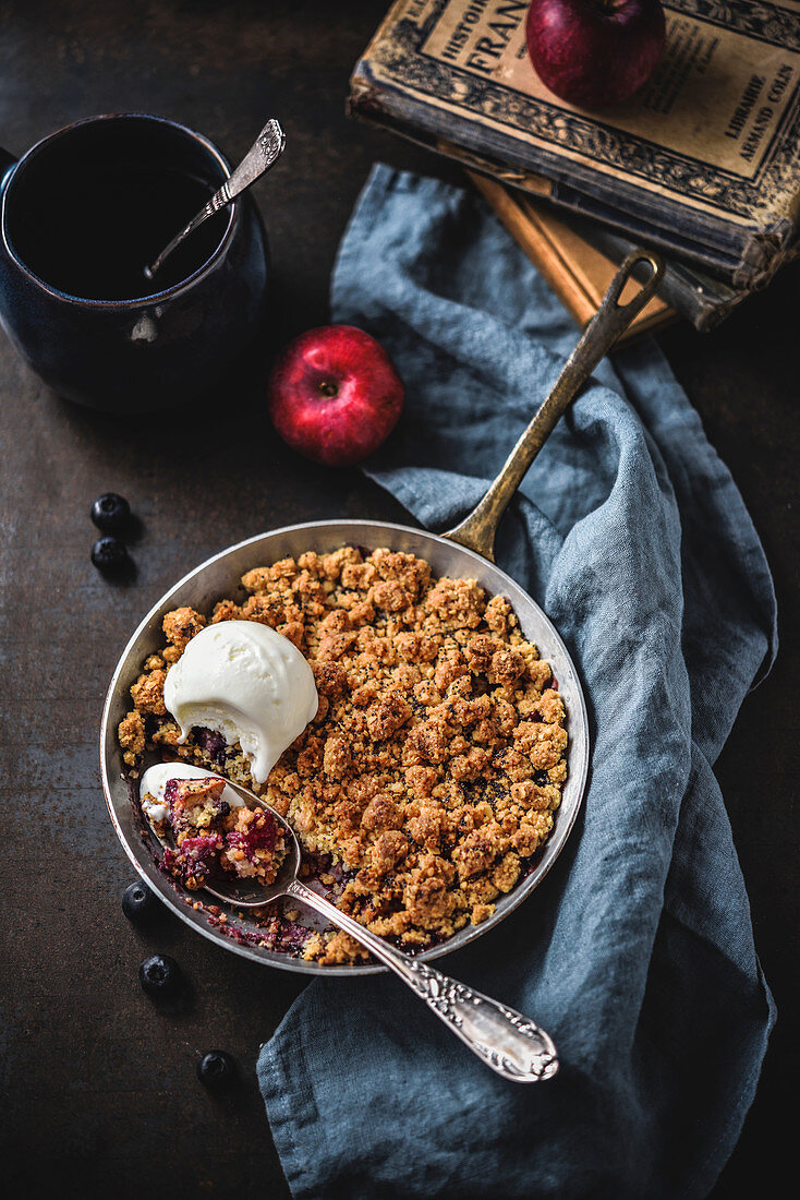 apple and blueberry crumble