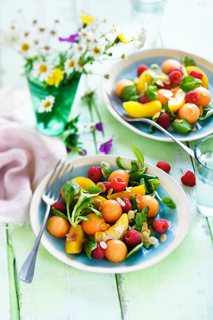 Sommerlicher Feldsalat mit Melone, Pfirsich und Himbeeren