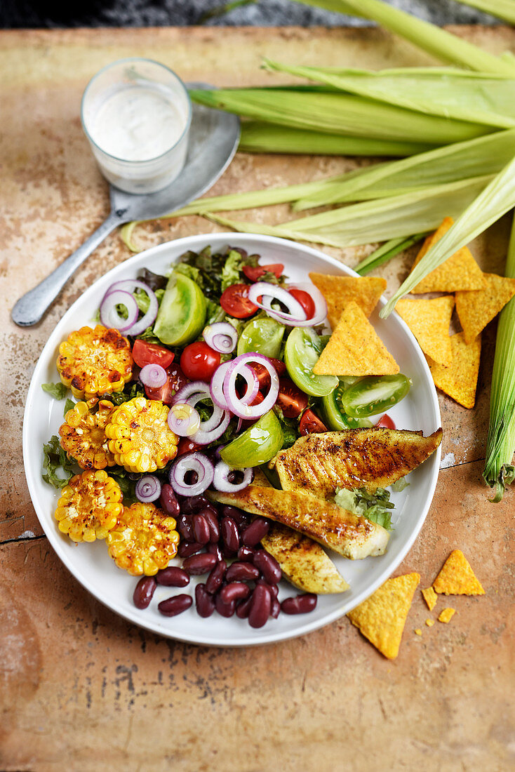 Mexikanischer Salat mit Hähnchen, Mais, Tomaten, Zwiebeln und Bohnen