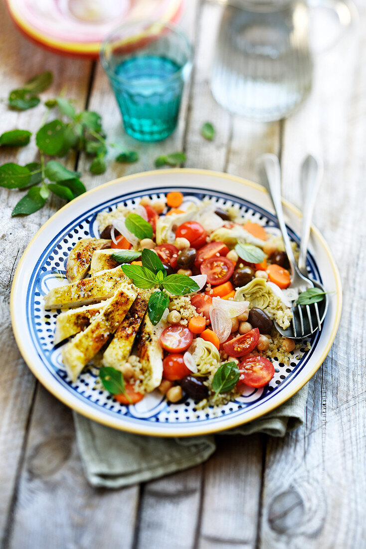 Marokkanischer Couscoussalat mit Geflügelbrust, Tomaten und Kichererbsen