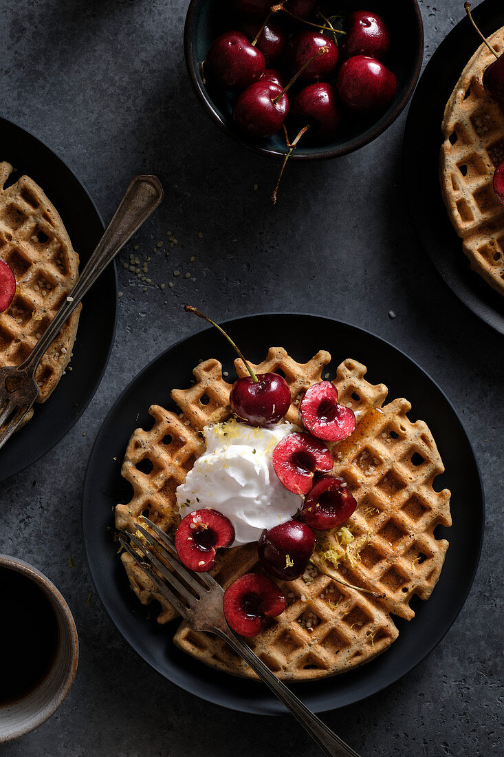 Vegane, glutenfreie Haferflockenwaffeln mit Kokossahne und Kirschen