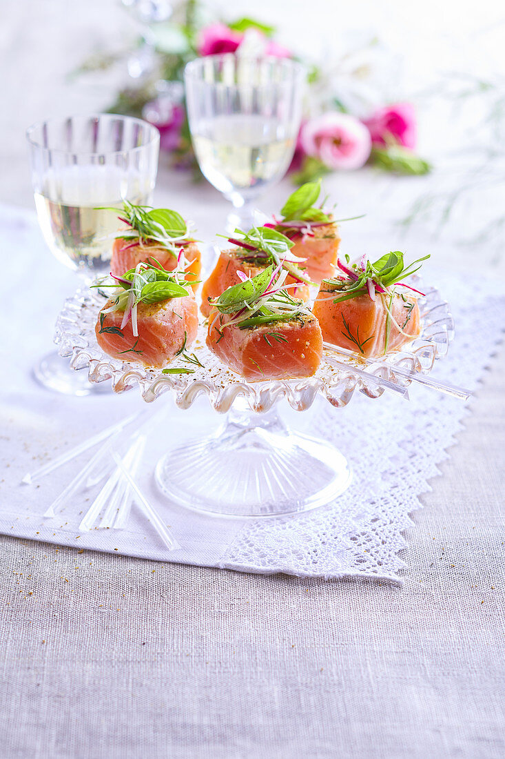 Cube of marinated salmon as an aperitif