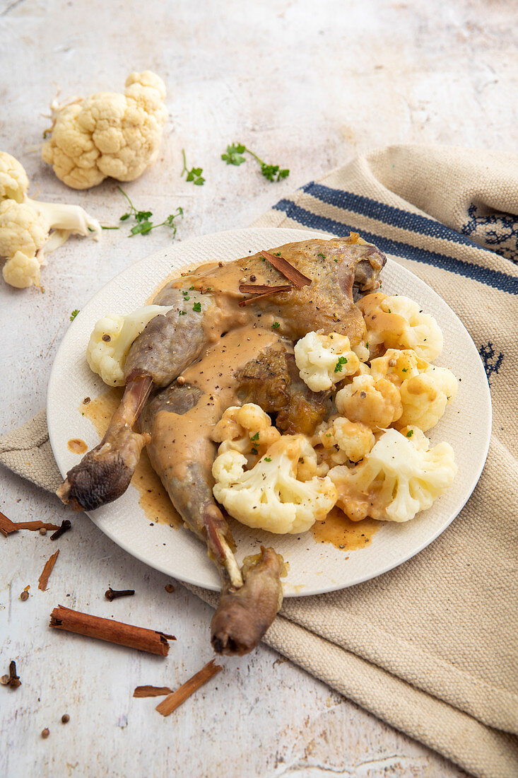 Perlhuhn mit Blumenkohl, Gewürzen und Zimtsauce