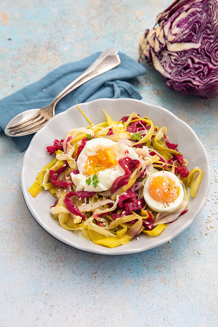Lauch-Rotkohl-Salat mit Ei (vegetarisch)