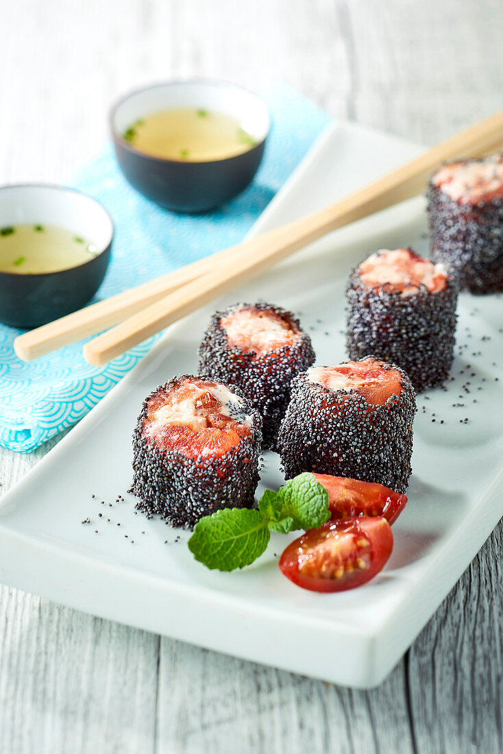 Tomaten-Makis mit Frischkäse und Mohn