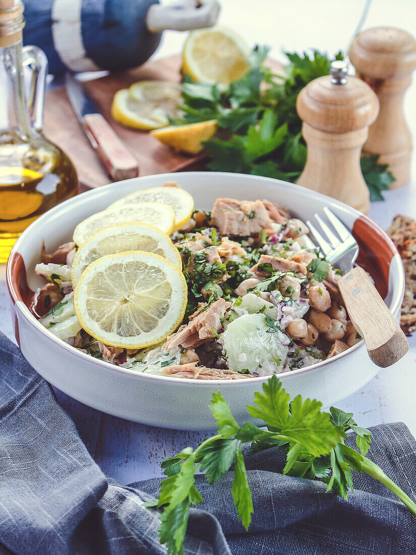 Thunfischsalat mit Kichererbsen und Gurken