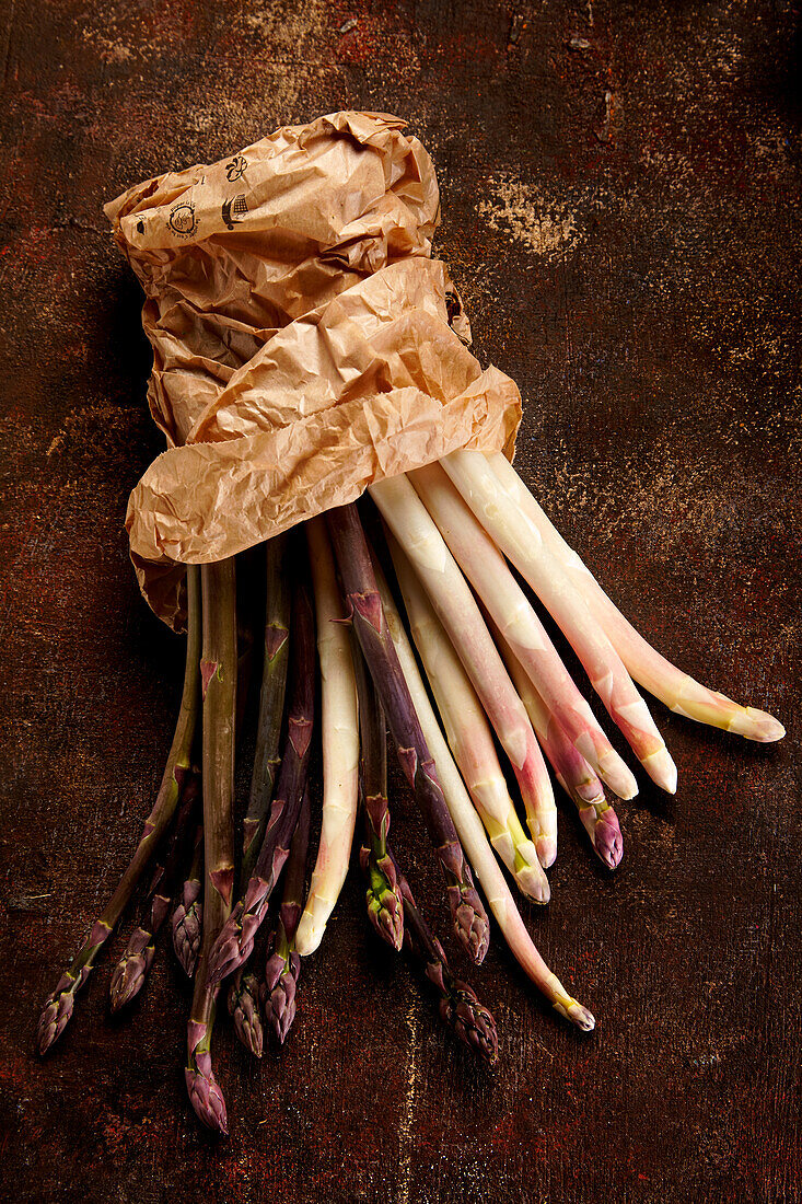Bundle with different types of asparagus