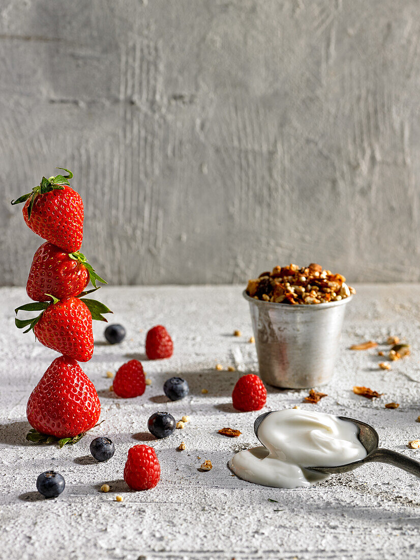 Stillleben mit Sommerbeeren, Granola und Quark