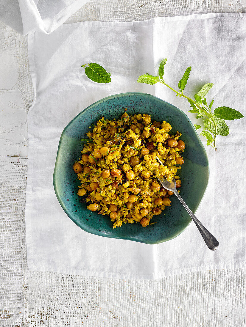 Couscous-Curry mit Blumenkohl und Kichererbsen in Kokosmilch