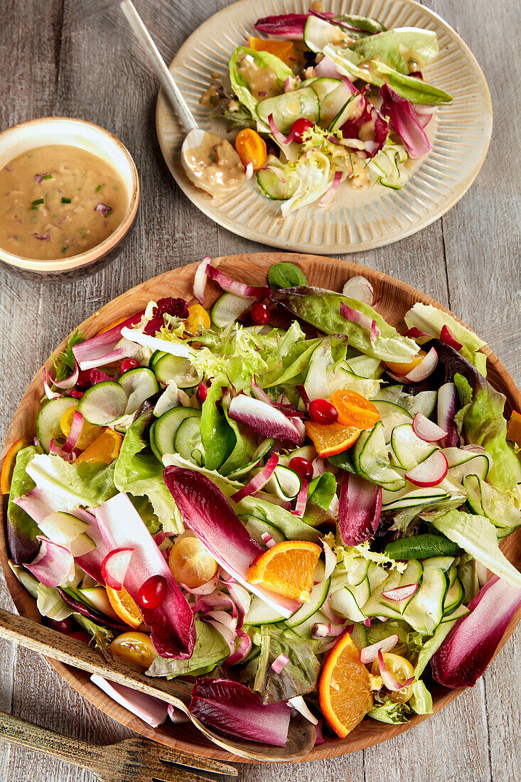 Gemischter Blattsalat mit Erdnuss-Vinaigrette