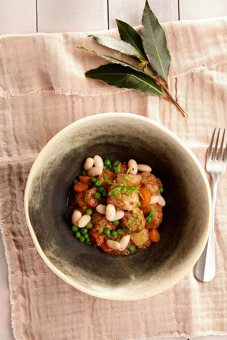 Meatballs with vegetables and thyme