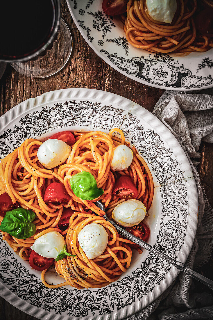 Spaghetti with tomatoes and mozzarella cheese