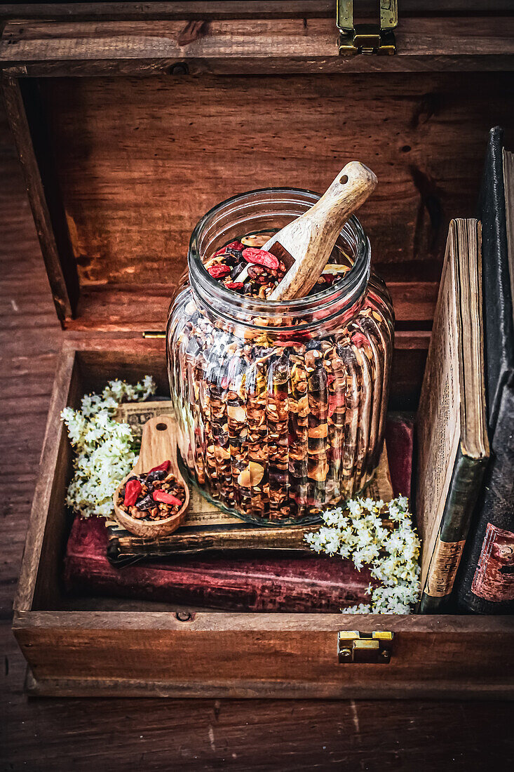 Granola-Müsli in Glasgefäß