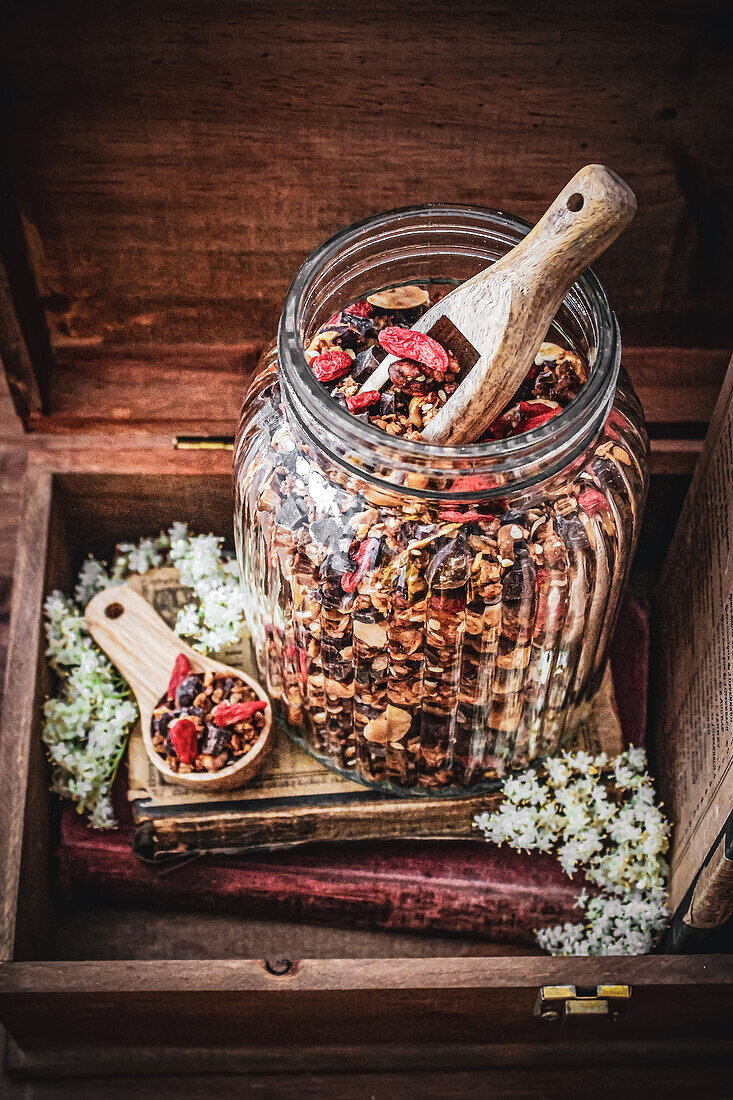 Granola-Müsli in Glasgefäß