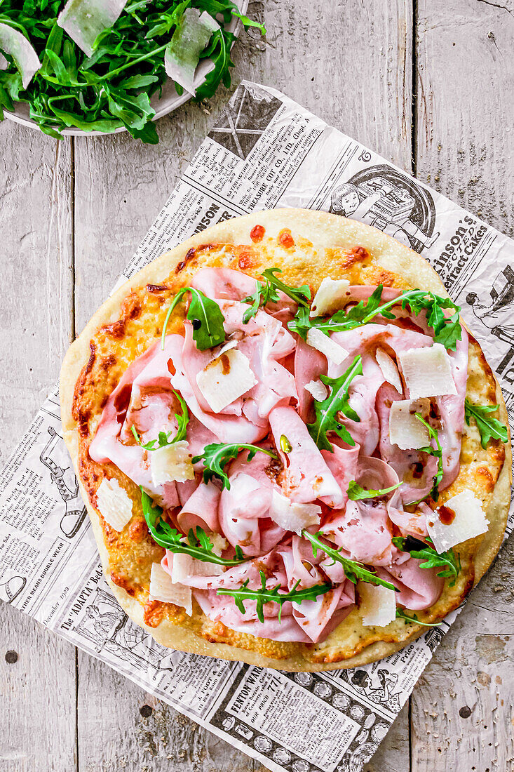 Pizza mit Mortadella und Rucola