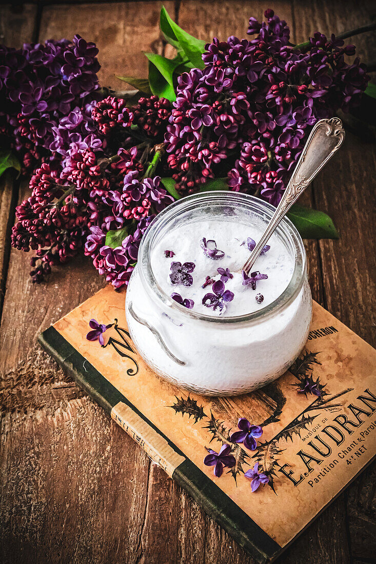 Zucker mit Fliederblüten aromatisiert