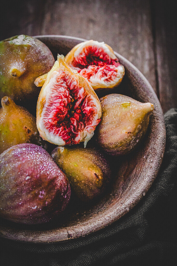 Fresh figs in ceramic bowl