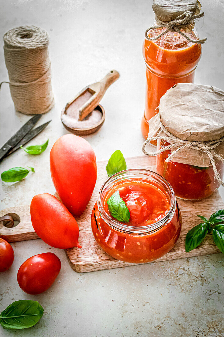 Selbstgemachte Tomatensauce in Gläsern und Flasche