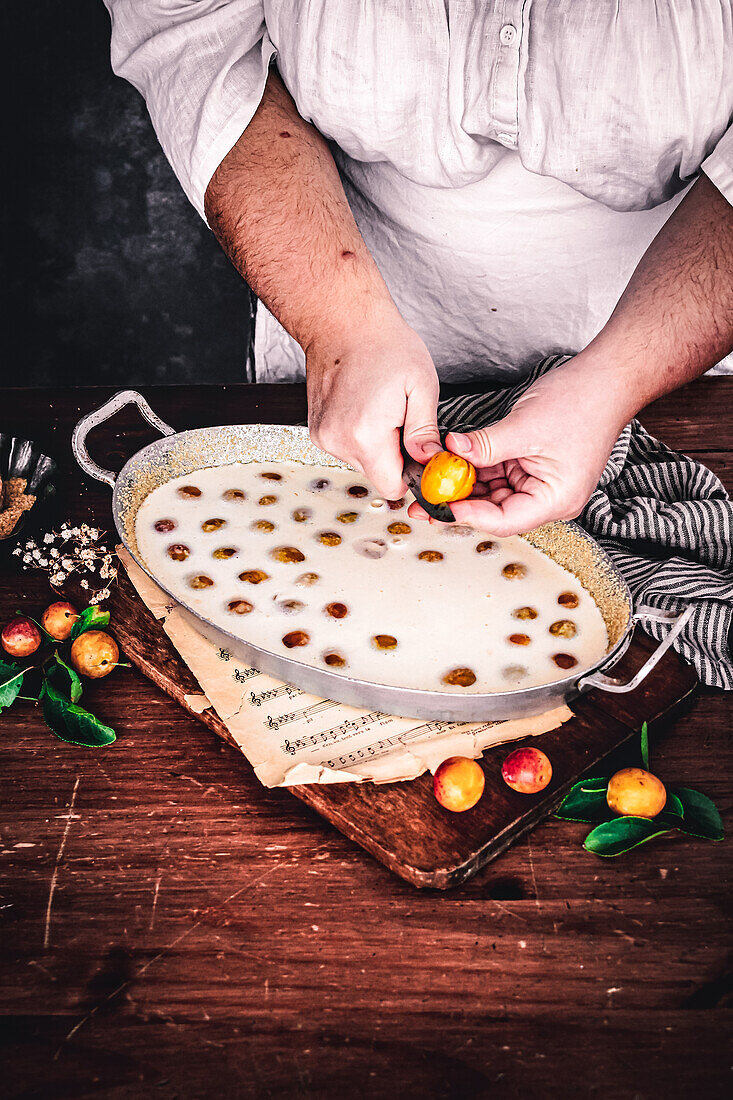 Zubereitung einer Mirabelle Clafoutis