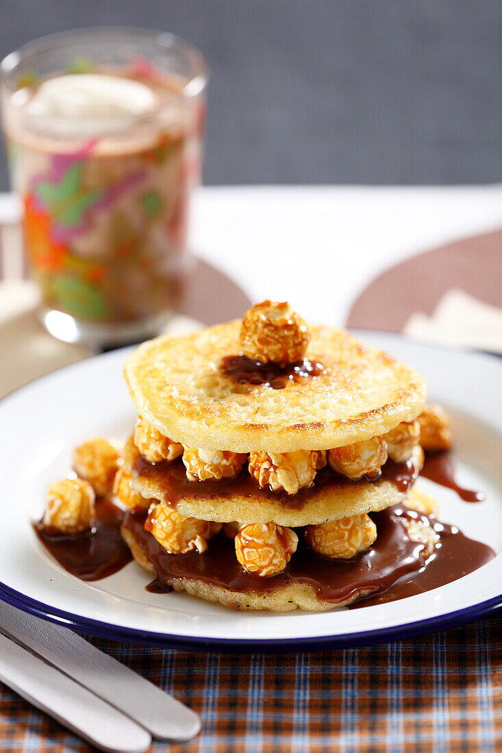 Pfannkuchen-Millefeuille mit Popcorn und geschmolzener Schokolade