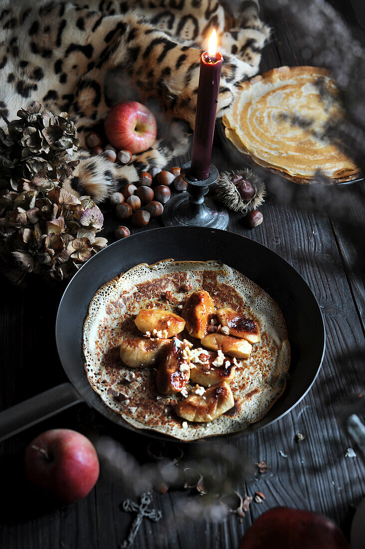 Herbstliche Crêpes mit Äpfeln und gerösteten Haselnüssen