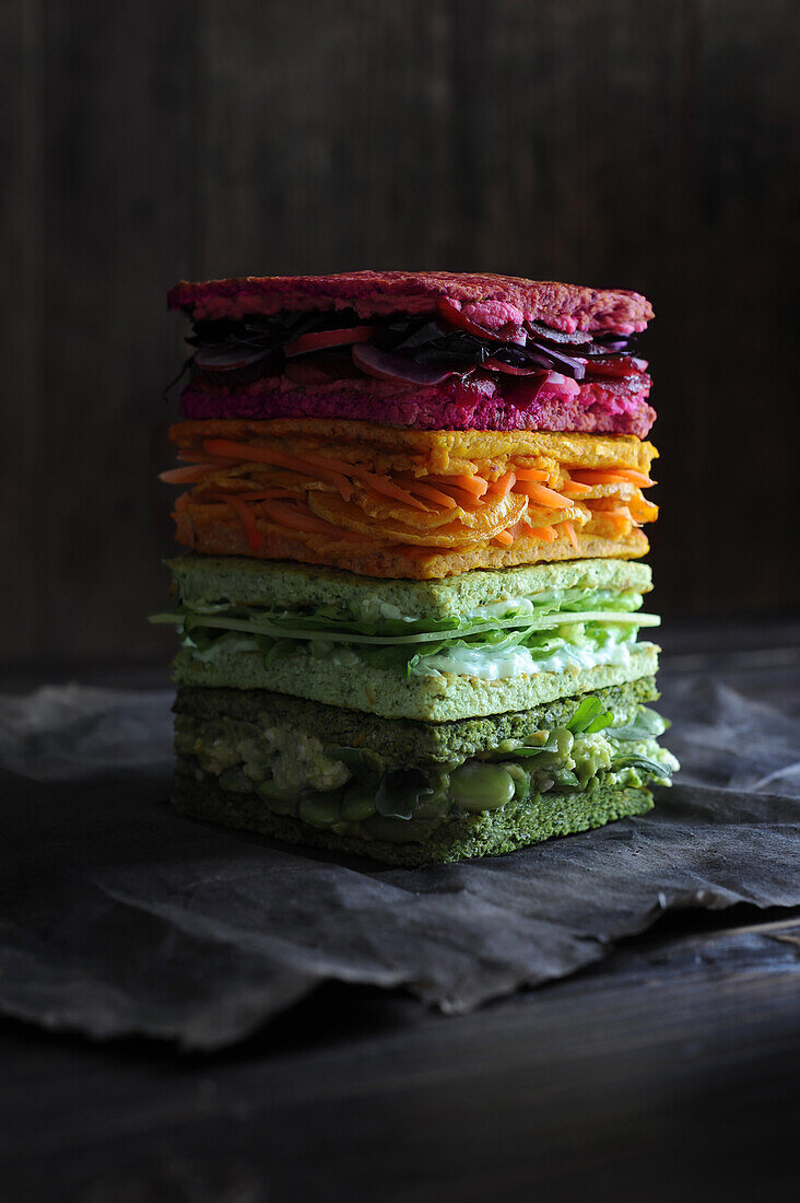 Bunte Sandwiches in Regenbogenfarben, gestapelt
