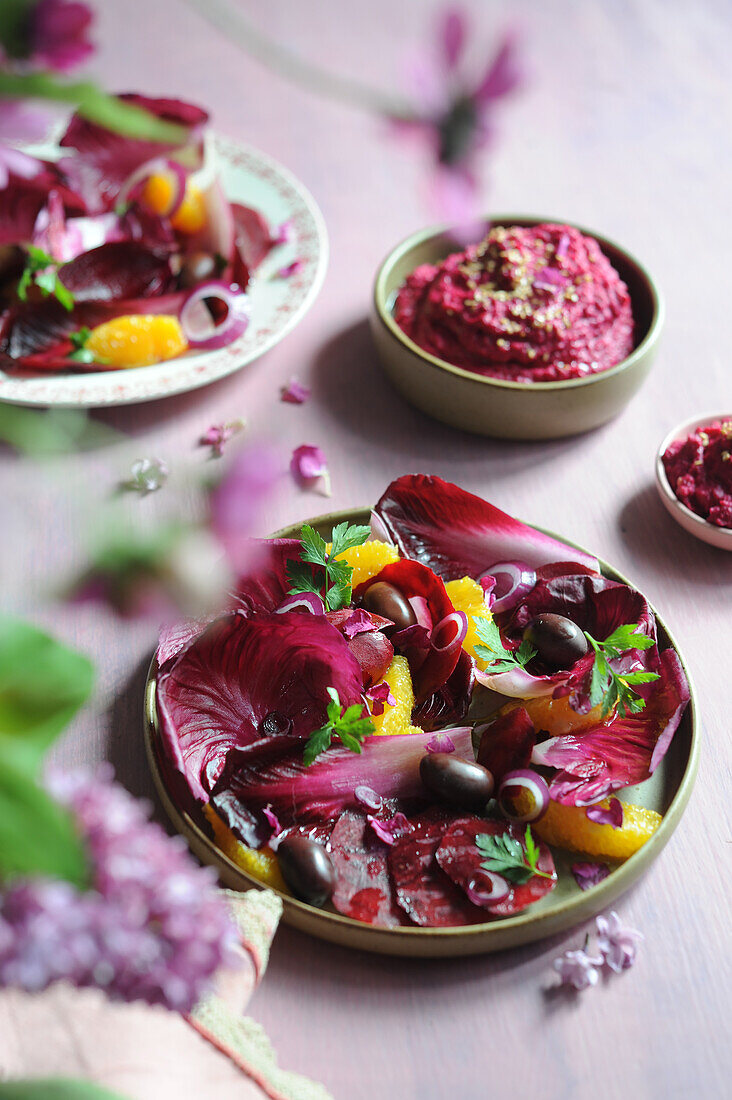 Chicorée-Rote-Bete-Salat mit Rote-Bete-Hummus