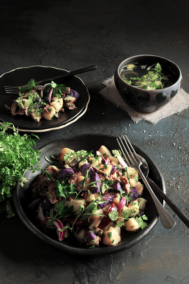 Zweifarbiger Kartoffelsalat mit Schalotten und Rindergeschnetzeltem