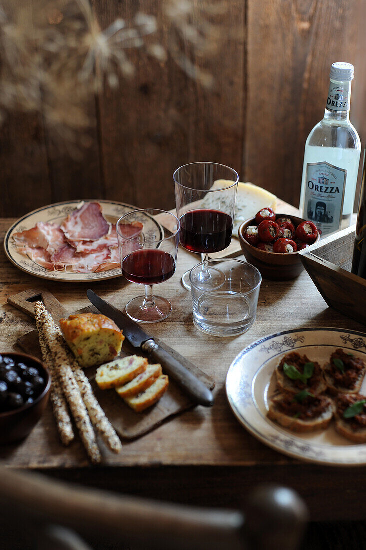 Gedeckter Tisch mit Vorspeisen und Wein (Korsika)