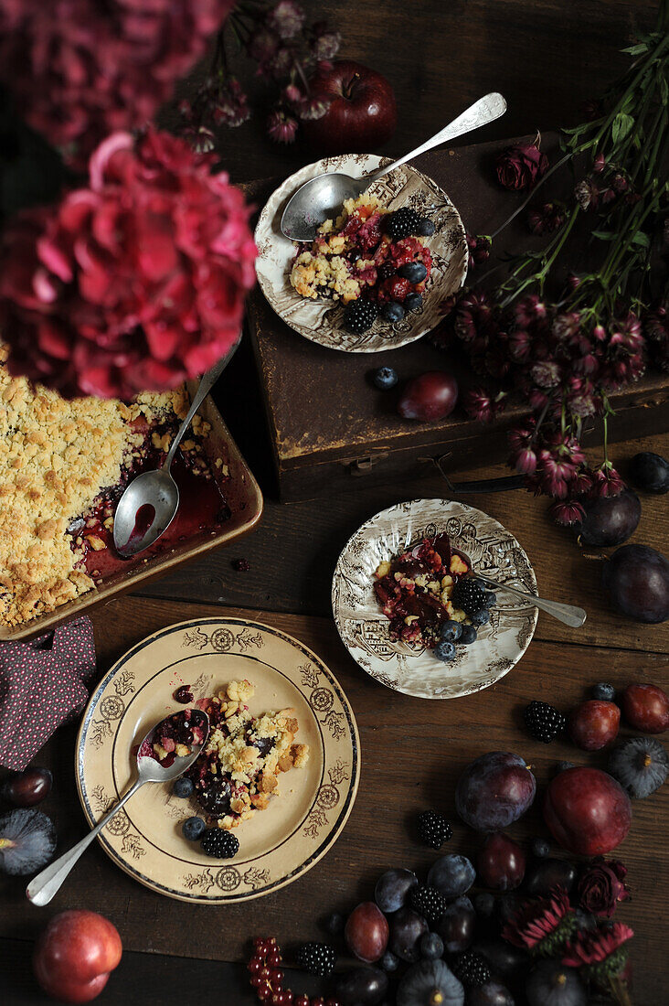Crumble with black fruits