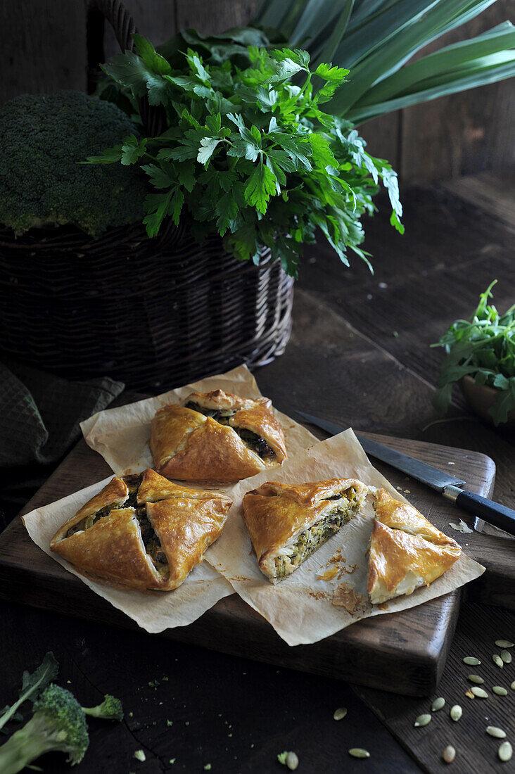 Blätterteiggebäck mit Brokkoli und Spinat