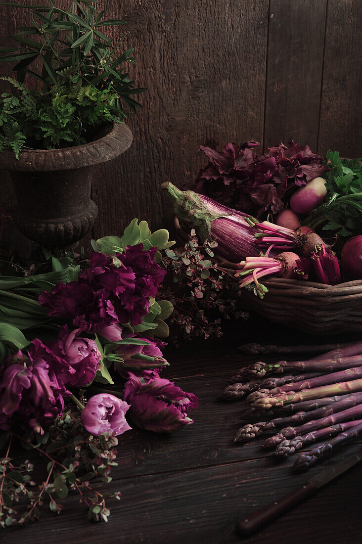 Stillleben mit violettem Gemüse und lila Blumen