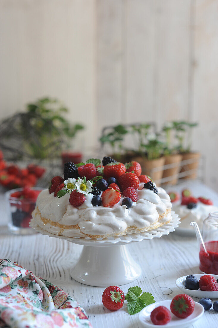 Pavlova mit Erdbeeren