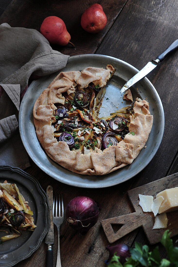 Rustikale Tarte mit geschmortem Fenchel und roten Zwiebeln