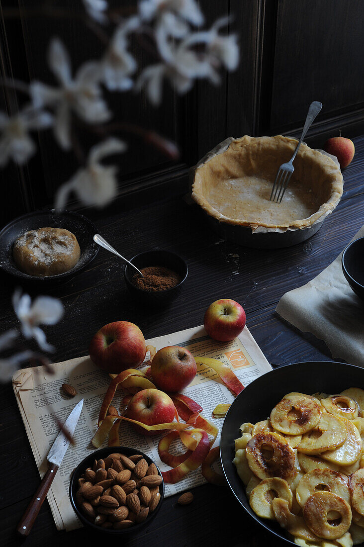 Preparing an apple tart