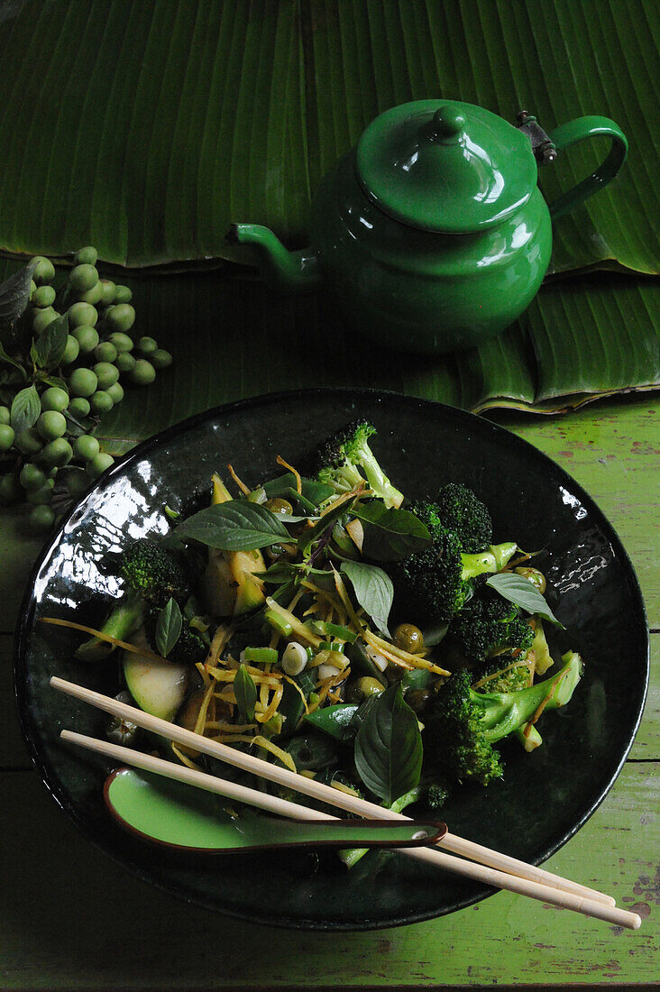 Wokgericht mit grünem Gemüse (Thailand)