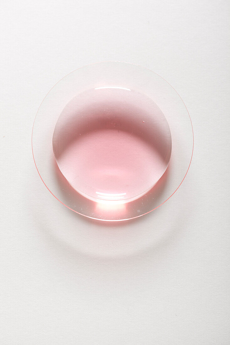 Rosenblütensirup im Glasschälchen