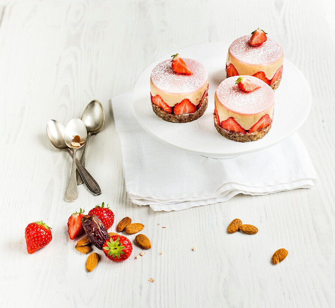 Mini fraisier (small strawberry tarts, France)