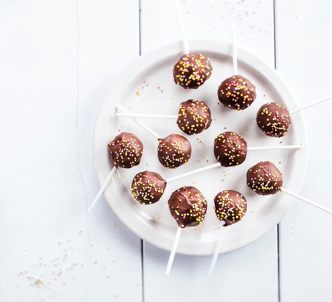 Cake pops with chocolate icing