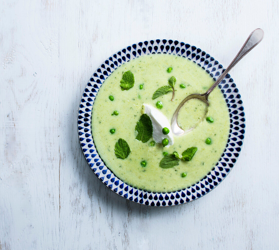 Pea cream soup with mint