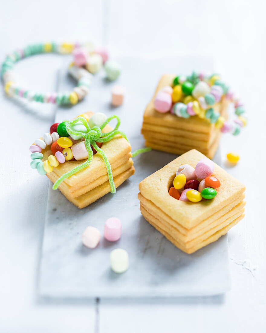 Baked magic boxes - mini cakes filled with sweets